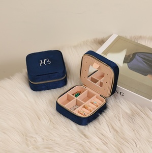 Boîte à bijoux portable de luxe en velours avec logo personnalisé, miroir intégré, forme carrée tendance pour bagues et colliers – Meilleures ventes - Product Image 4