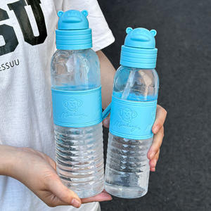 Botella de agua deportiva marca Monkey de 700 ml, de plástico, portátil, con pajita para uso en exteriores. - Product Image 1