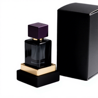 Flacon de parfum carré en verre transparent de luxe, conçu sur mesure par l'usine OEM, avec surface décorée, diffuseur à bâtonnets, 30ml/50ml/100ml
