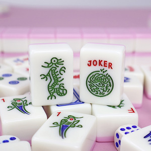 JIAMAI Ensemble de Mahjong Américain avec Tuiles en Acrylique 166 Pièces, <span class=keywords><strong>Joker</strong></span> Inclus, Jeu de <span class=keywords><strong>Casino</strong></span> de Collection pour les Passionnés - Product Image 1