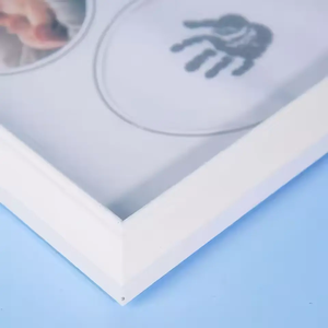 قدم الطفل واليد طباعة تذكار عدة إطار صور خشبي مع وسادة حبر لهدايا حديثي الولادة - Product Image 3