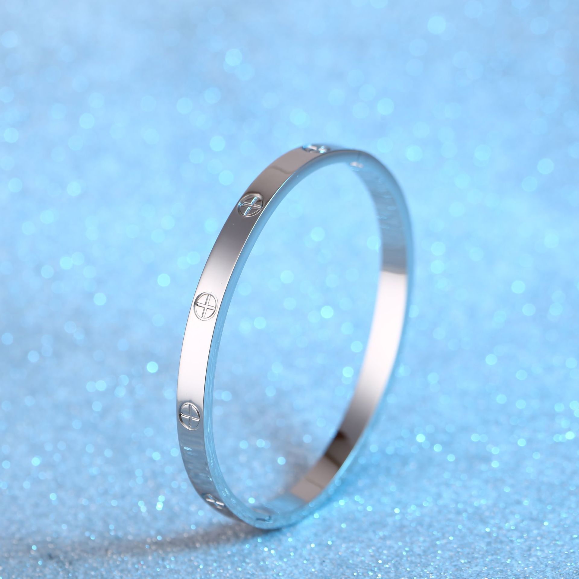 Croix argentée pour femme