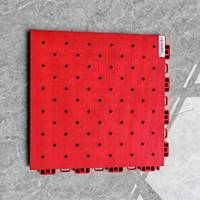 Dalles de sol sportives en PP emboîtables personnalisées, texture antidérapante pour terrasse de toit, aire de jeux, drainage extérieur