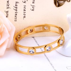 กำไลข้อมือดีไซน์คลาสสิก สวยหรู ทันสมัย วัสดุสแตนเลสสตีลชุบทอง ประดับด้วยเพทายหลากสี สำหรับผู้หญิง - Product Image 5