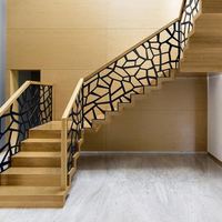 Rampe d'escalier extérieure moderne italienne antique personnalisée en acier corten découpé au laser, écran en aluminium découpé au laser