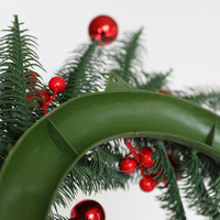 Guirlande de Noël givrée avec des ornements en boules roses et rouges, des pommes de pin, guirlande à suspendre pour la porte d'entrée, décoration de Noël pour la maison et les fêtes