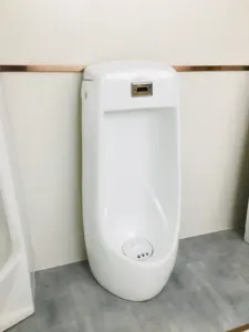 JHU-210 estilo popular baño cuarto de baño de cerámica montado en el piso de los hombres urinario de cuarto de baño de cerámica de pie libre hospital orina