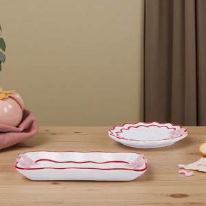 طبق حلوى أنيق من السيراميك من Redeco بحافة حمراء وفيونكة وردية، طقم أطباق سيراميك فاخر، أدوات مائدة لطيفة للاستخدام في الحفلات المنزلية - Product Image 4