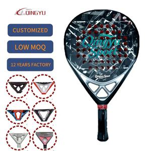 Raqueta de Pádel Profesional Personalizada de Alta Calidad Qingyu Sport, Nueva Raqueta de Tenis de Playa con Núcleo de Eva de Carbono 18K en Blanco y Negro - Product Image 1