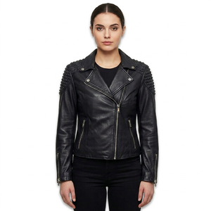 Chaqueta de cuero negra para mujer al por mayor, estilo motero con hombros con tachuelas, abrigo asimétrico, proveedor de ropa exterior de corte ajustado personalizado - Product Image 1
