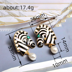 Orecchini Pendenti con Zebrate Smaltate, Strass e Perle Simulate per Donne, Gioielli di Moda Audaci e di Tendenza - Product Image 4