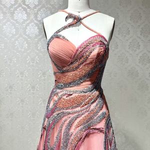 Tember & zaffiro: abito da sera afoso con perline rosso ambra con spalline intrecciate pesanti ricami artigianali - Product Image 1