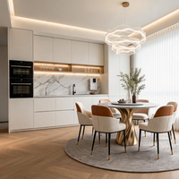 Buffet de cuisine intégré moderne et minimaliste blanc avec poignée dissimulée et crédence en marbre