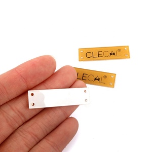 Bajo MOQ Logotipo <span class=keywords><strong>de</strong></span> impresión digital personalizado <span class=keywords><strong>Etiquetas</strong></span> transparentes Acrílico Mini <span class=keywords><strong>Etiquetas</strong></span> pequeñas <span class=keywords><strong>para</strong></span> <span class=keywords><strong>ropa</strong></span> con agujeros - Product Image 6