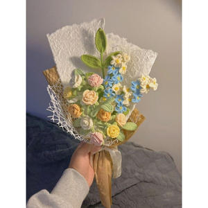 Bouquet de fleurs rétro haut de gamme tissé à la main, roses et myosotis, pour la Saint-Valentin et la Fête des Mères - Product Image 4