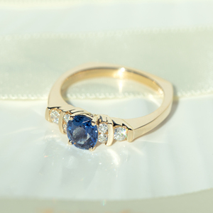 Bague de fiançailles de luxe de haute qualité en or massif 14 carats avec saphir bleu royal naturel et diamant véritable taille brillant certifié - Product Image 4