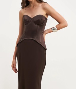 Robe longue bustier en satin marron chocolat pour femme, décolleté cœur, coupe sirène, idéale pour les soirées formelles et les fêtes - Product Image 4