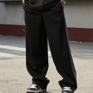 Pantalones elásticos personalizados al por mayor, pantalones de chándal deportivos para hombre, pantalones de chándal acampanados apilados con bloque de color negro con dobladillo abierto de dos tonos para hombre - Product Image 3
