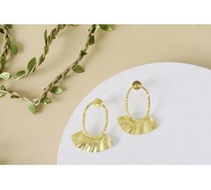 Boucles d'oreilles à volants dorées pour femmes, bijoux texturés élégants, accessoire léger et stylé avec finition dorée pour un usage quotidien - Product Image 1