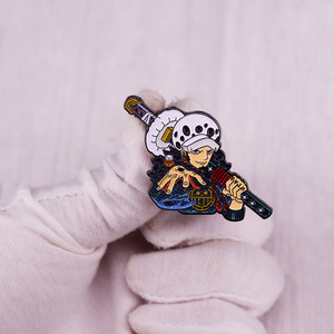 Spille in lega di vernice Cloisonne di alta qualità da 3cm per i fan di Anime Trafalgar D. Water Law per Cosplay - Product Image 3