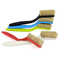 Brosse d'escalade en gros avec logo personnalisé, brosse d'escalade en hêtre à manche en plastique et poils de sanglier, brosse à craie pour le bouldering