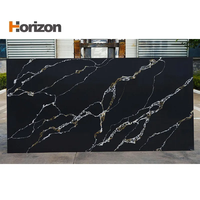 Dalle de pierre de quartz Calacatta noir Surface de quartz polie durable non poreuse résistante aux taches pour dosseret d'escalier de comptoir