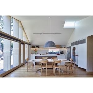 Villa moderna con estructura de acero ligero y techo a dos aguas para residencia privada - Product Image 2