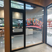 Ventana Abatible Moderna de Madera Revestida de Aluminio, Insonorizada, con Rotura de Puente Térmico, Doble Acristalamiento Low-E, Interior de Roble Cálido, Apertura Interior, de Lujo