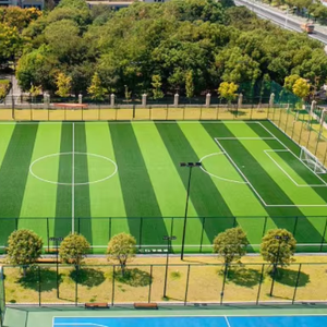 หญ้าเทียมสำหรับกีฬาขายส่ง วัสดุ PE+PP ทนทาน เป็นมิตรกับสิ่งแวดล้อม และกันน้ำ เหมาะสำหรับใช้ในโรงเรียน สนามกีฬา ใช้งานได้ทุกสภาพอากาศ - Product Image 1