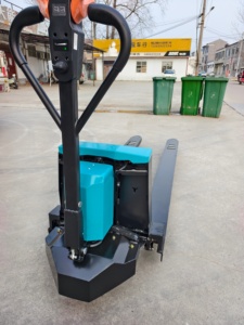 Chariot élévateur électrique 2T à mât simple, pneus pleins, utilisation debout, usage intérieur, batterie au plomb-acide, neuf - Product Image 3