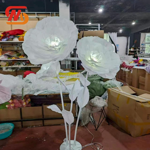 Lampe LED géante à 3 têtes en forme de fleur, faite à la main en organza, pour allée de mariage et décoration de fête - Product Image 1