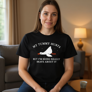 Mi vientre dueja, pero me estoy portando con valentía, camiseta Silly Goose - Product Image 3