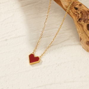 Tour de cou parisien en forme de cœur-Chaîne en acier inoxydable plaqué or 18 carats avec pendentif cœur cramoisi en émail vitrifié - Product Image 5