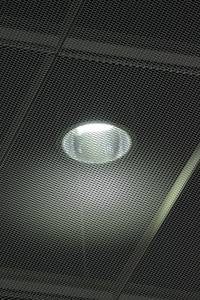 Rivestimento per Soffitto in Rete Espansa di Acciaio Zincato Architettonico con Tessitura Piana, Taglio Personalizzato, Saldatura e Decorazione - Product Image 4