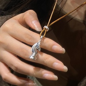 " Pion Catur Kuda Hitam "   Kalung panjang kepang kepala kuda gaya Cina baru, liontin mewah dan berkelas tinggi - Product Image 2