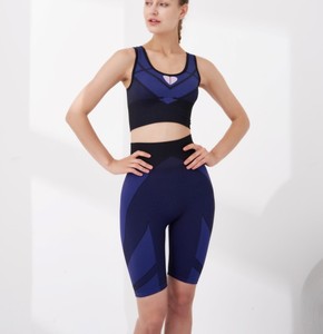 2022 soutien-gorge de sport de yoga sans couture respirant et ensemble de shorts de motard avec motif de coeur et de couleurs contrastées motif solide - Product Image 2