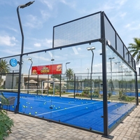 Terrain de padel extérieur de luxe avec verre de sécurité, vue panoramique, structure en acier