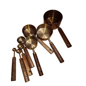 Tasses et cuillères à mesurer en acier inoxydable et laiton finition or avec manches en bois, compatibles lave-vaisselle, de bonne qualité, ensembles de mesure pour la cuisine - Product Image 1