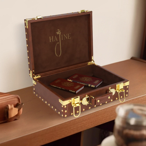 Hộp đựng đồ da cao cấp, kiểu dáng cổ điển, có đinh tán và khóa vàng, dùng để đựng đồ du lịch và làm quà tặng - Product Image 5