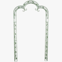 Arche d'entrée extérieure coupe-vent de style victorien avec fleurs, pergola de jardin avec portail pour allée d'accès