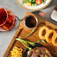 Cadeau de déménagement : Assiettes à steak, Plateau de service pour charcuterie, Planches à découper en bois d'acacia pour manger