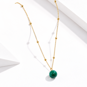 Collar de Cadena de Acero Inoxidable Chapado en Oro con Cuentas y Colgante de Cuentas Sintéticas Verde Oscuro - Product Image 1