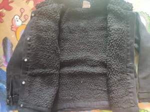 Chaqueta Negra Rasgada para Niños, Chaqueta de Mezclilla con Forro Polar Estilo Hip Hop para Otoño e Invierno - Product Image 4