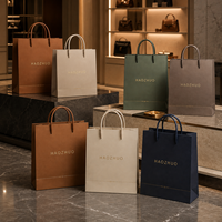 Sac de shopping en carton blanc recyclable avec logo imprimé en feuille d'or personnalisé par le fabricant OEM pour emballage de luxe