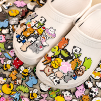 Nuevos dijes de PVC para zapatos, 2D, personalizados, de dibujos animados, bonitos y divertidos, accesorios de decoración para zuecos, venta al por mayor directa de fábrica