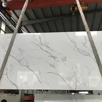 Çin toptan fabrika fiyat profesyonel cilalı beyaz Calcutta suni kuvars levha