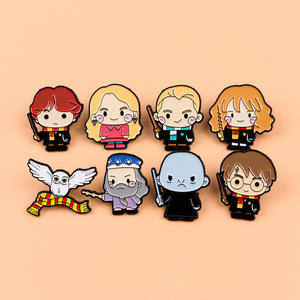 Spilla nuova accademia di magia personaggio animato distintivo moda popolare Film dei cartoni animati Souvenir spilla in smalto - Product Image 1