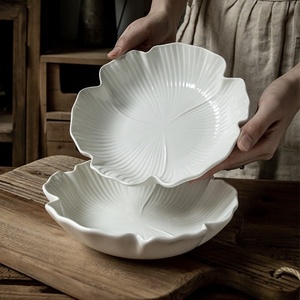 Nouvelle assiette creuse/de présentation/de soupe en porcelaine de 8 pouces, style nordique minimaliste, blanche, à motif floral en relief, compatible micro-ondes - Product Image 1