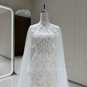 Robe de mariée moderne Xx102, élégante, coupe fourreau ajustée, avec appliques florales en dentelle 3D, traîne chapelle, longueur ras du sol, pour la mariée - Product Image 3