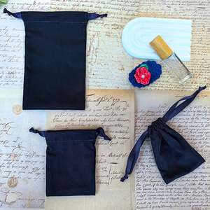 Sacs cadeaux en coton recyclable à cordon de serrage, imprimés en noir avec logo personnalisé, pour bijoux et montres - Product Image 6